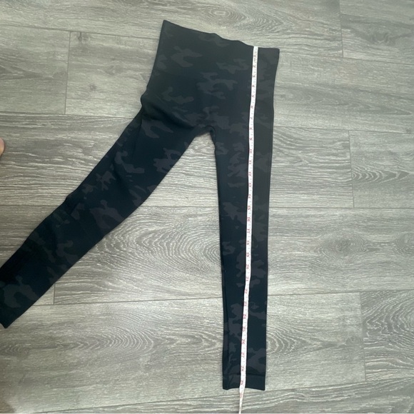 SPANX Look At Me Now Green Camo Leggings Sz XS Womens Casual Tights - Picture 9 of 9